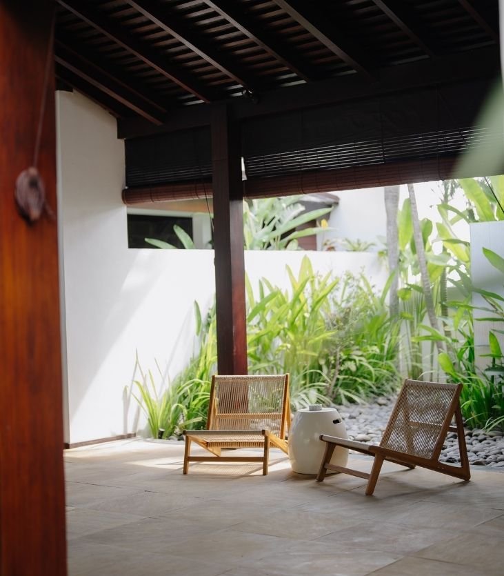OUTDOOR LOUNGE AREA